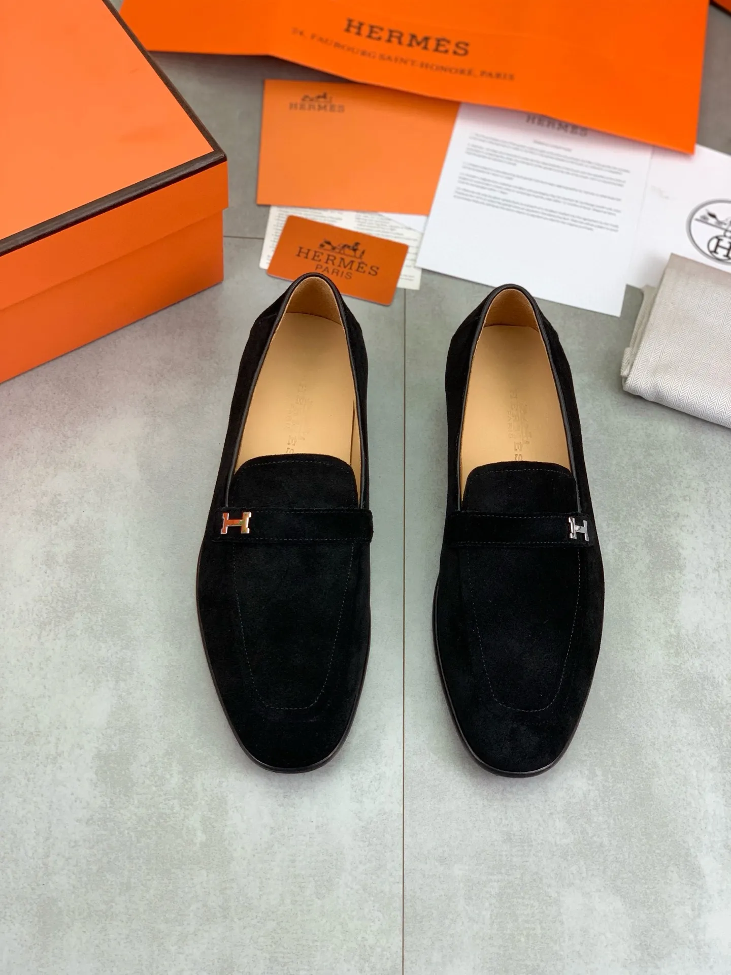Factory price P960 💰Top version 💎💎💎 Original leather outsole Brand: Hermès (Hermès) Standard code: Men's size 39-44 (38, 45 can be customized) Grade: Same as the official website Original quality materials: Original soft calfskin Water-dyed cowhide lining Original Italian leather outsole Style categories: Men's fashion Formal casual leather shoes Slip-on men's shoes series Young fashion European and American trends, British style, colors: multiple options, counter packaging